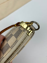 Load image into Gallery viewer, Louis Vuitton Pochette Damier 2009
